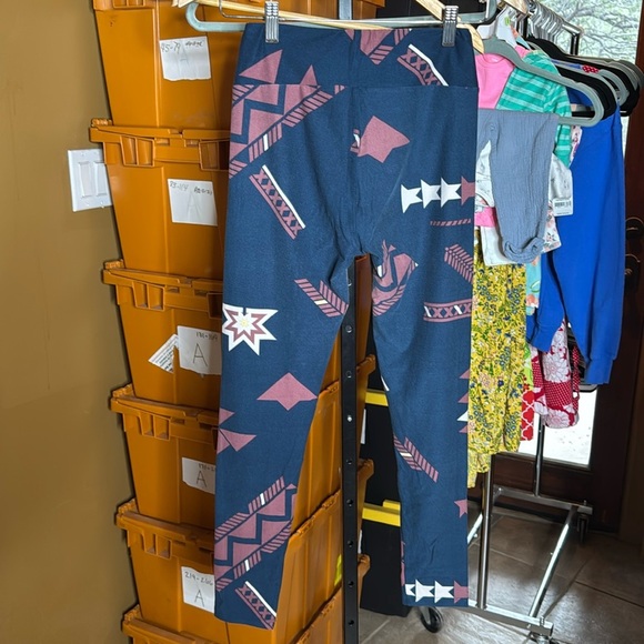 NWOT LuLaRoe Geometric Symbols Leggings Navy Blue Maroon Size OS (2-10) - Picture 5 of 5